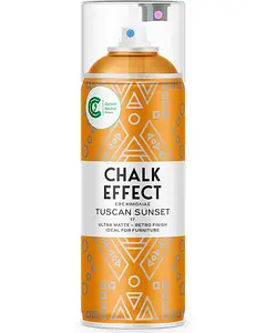 Orange spraydåse med etiketten 'Chalk Effect Tuscan Sunset'. Ultra mat, retro finish, ideel til møbler. Geometrisk mønster på dåsen. Carbon neutral produktmærke synligt.