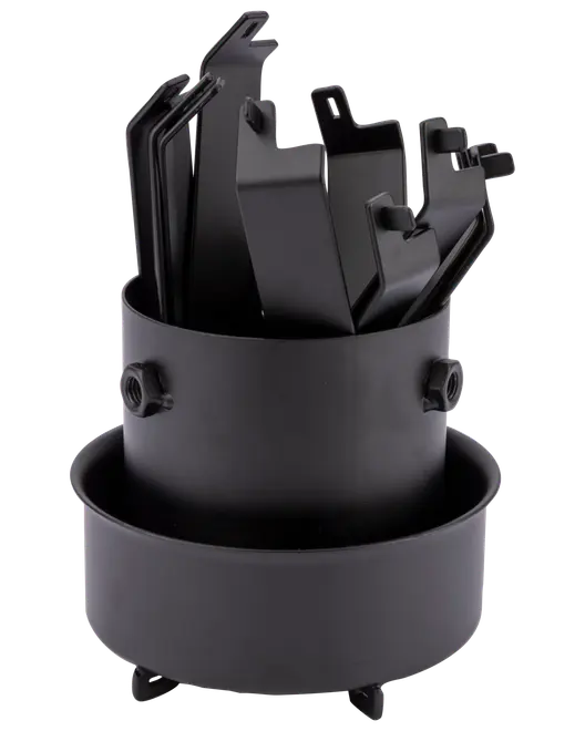 Sort metal tilbehørssæt til bålplads med flere monteringsbeslag, opbevaret i en cylindrisk holder. Designet til nem installation og organisering af bålpladsdele. Holdbar og vejrbestandig.