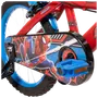 Barncykel med röd ram, blå hjul och kedjeskydd med färggrafik av Spider-Man. Utrustad med blå pedaler och stödhjul för extra stabilitet.