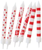 Sæt med seks hvide fødselsdagslys med røde mønstre: prikker, gaveæsker og striber. Hvert lys har en plastikholder i bunden til nem placering på kager.