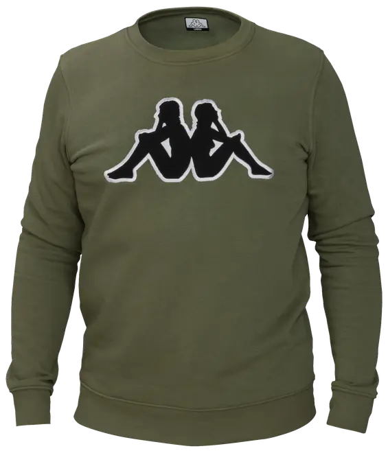 Olivgrön sweatshirt med rund hals, långa ärmar och ribbade muddar. Stor svartvit Kappa-logotyp med två sittande figurer rygg mot rygg på bröstet.