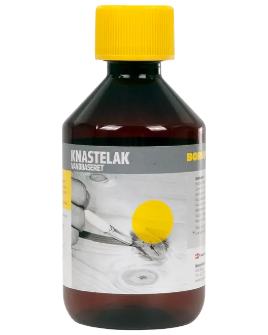 Brun plastflaske med gult skruelåg, mærket "Knastelak Vandbaseret." Anvendes til vandbaseret forsegling af knaster i træ. Etiketten viser en pensel på træ.