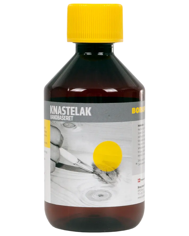 Brun plastflaske med gult skruelåg, mærket "Knastelak Vandbaseret." Anvendes til vandbaseret forsegling af knaster i træ. Etiketten viser en pensel på træ.