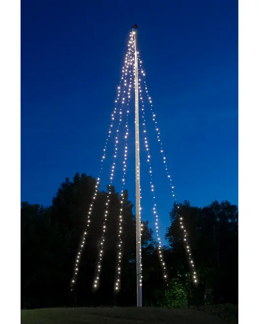 Utomhus flaggstång julgransbelysning, varmvita LED-ljusslingor hänger från toppen av en hög stång och bildar en granform. Passar till trädgårdsdekoration.