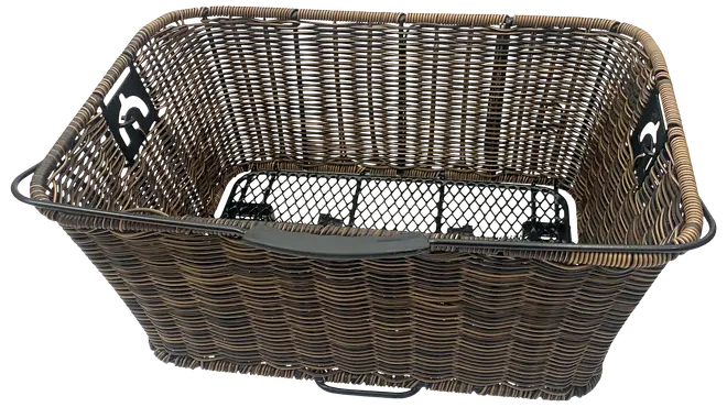 Rektangulær kurv med tæt flettet design i mørkebrun farve. Den har en robust metalramme langs den øverste kant og et plastikhåndtag på den ene side for nem transport. Indersiden har en tekstureret, skridsikker bund for ekstra stabilitet. Metalbeslag er monteret på de korte sider, hvilket gør det muligt at fastgøre kurven sikkert til en anden overflade.