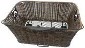 Rektangulær kurv med tæt flettet design i mørkebrun farve. Den har en robust metalramme langs den øverste kant og et plastikhåndtag på den ene side for nem transport. Indersiden har en tekstureret, skridsikker bund for ekstra stabilitet. Metalbeslag er monteret på de korte sider, hvilket gør det muligt at fastgøre kurven sikkert til en anden overflade.