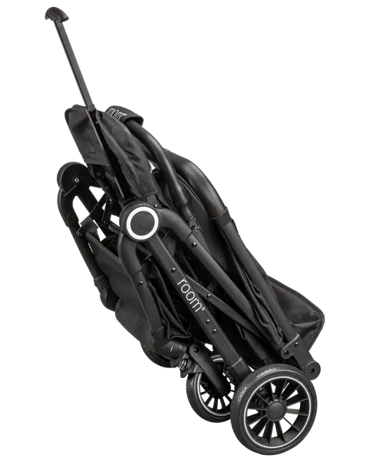 Sort sammenklappelig klapvogn med robuste hjul, kompakt design og træk-håndtag. Perfekt til rejser og opbevaring, let konstruktion og moderne udseende med mærket "room" synligt.