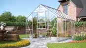 Växthus i klart glas med aluminiumram, sadeltak och dörr. Innehåller krukväxter och hyllor. Perfekt för odling och växtskydd. Modern design för trädgården.