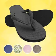 Sort flip-flop med tekstureret gummisål og stropper. Fås i blå, bladmønster, lyserød og beige. Let, komfortabel og ideel til afslappet brug eller strand.