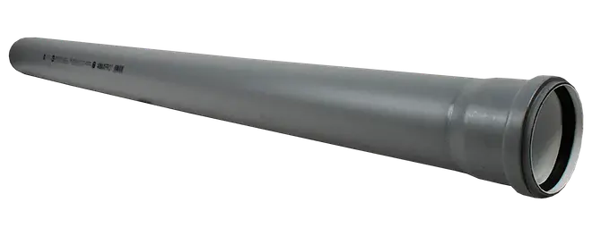 Langt gråt plastrør med flared muffeende, tilspidset krop og glat cylindrisk overflade til afløb eller VVS-forbindelser.