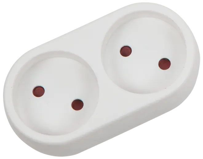 Hvid dobbelt stikkontaktadapter med to runde stik, egnet til europæiske stik. Kompakt design til tilslutning af to enheder til én strømkilde. Ingen afbrydere eller USB-porte.