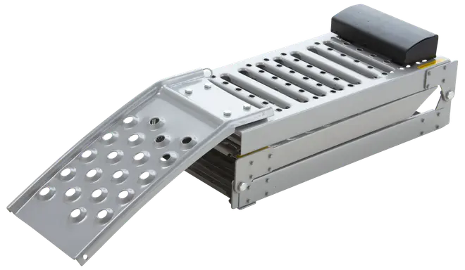 Robust bilrampe i metal med perforeret overflade for greb, foldbart design og polstret stopklods for sikkerhed. Velegnet til vedligeholdelse og inspektion af køretøjer.