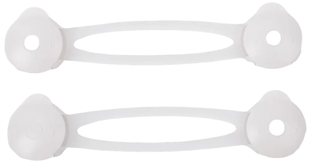 Två vita barnsäkra lås i plast med självhäftande ändar, avsedda för att säkra skåp eller lådor. Flexibel rem förbinder två runda fästytor.