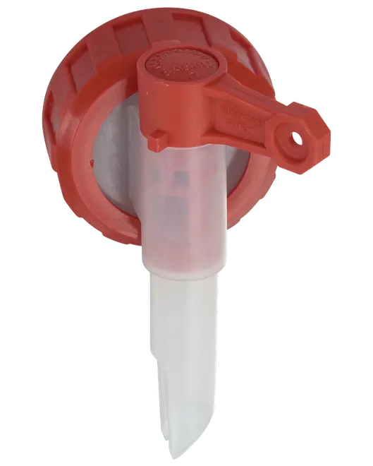 Röd plastkran med skruvlock och pip, avsedd för att tappa vätska från stora behållare. Utrustad med spak för enkel öppning och stängning.