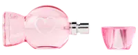 Lyserød parfume flaske formet som et indpakket slik, med hjerte-design foran. Låget er også lyserødt og ligger ved siden af flasken. Elegant og legende design.