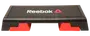 Reebok aerobic step platform med sort, skridsikker overflade, hvidt logo og røde baseben. Holdbar plast, egnet til steptræning og fitnessøvelser.