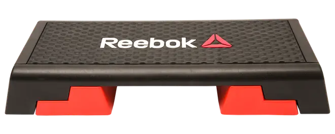 Reebok aerobic step platform med sort, skridsikker overflade, hvidt logo og røde baseben. Holdbar plast, egnet til steptræning og fitnessøvelser.