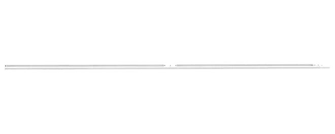 Lang, slank sølvfarvet metalstang med blank finish og flade ender, vist vandret på sort baggrund.