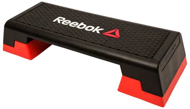Sort og rød Reebok stepbænk med skridsikker overflade, robust plastikkonstruktion og justerbar højde til fitness og steptræning. Reebok-logo på toppen.