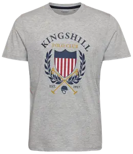 Ljusgrå t-shirt med korta ärmar, "Kingshill Polo Club"-tryck, sköld, lagerkrans, korsade poloklubbor och texten "EST. 1917". Klassisk rund hals.