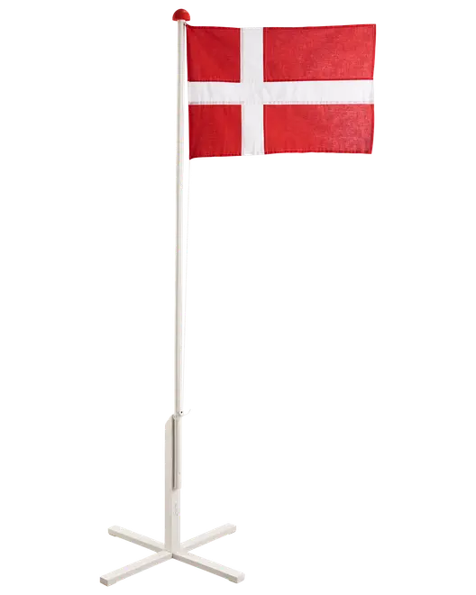 Dannebrog på hvid fritstående flagstang med krydsfod. Rødt flag med hvidt kors. Velegnet til indendørs eller udendørs dekoration og fest.