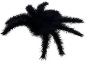 Stor svart, luddig spindeldekoration med åtta böjbara ben av syntetmaterial. Perfekt för Halloween eller temafester. Realistisk, hårig yta.