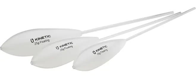 Tre gennemsigtige Kinetic fiskeflåd med lange stænger, mærket 25 g, 20 g og 15 g flydende.