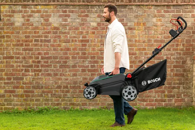 Bosch elektrisk plæneklipper med sort opsamlingspose, ergonomisk håndtag og store hjul. Letvægtsdesign for nem transport. Velegnet til små og mellemstore haver.