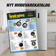 Katalogside med forskellige Wasco vaskemaskiner og tørretumblere med frontlåger, digitale displays og energimærker. Priser og garanti fremhæves. Moderne køkkenbaggrund med høj køleskab.