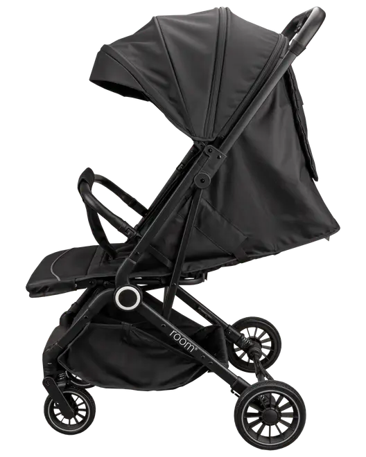 Sort barnevogn med justerbar kaleche, polstret sæde, sikkerhedssele og opbevaringskurv under. Har fire hjul for stabilitet og let, foldbar ramme for nem transport.