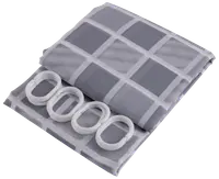 Grå och vit rutmönstrad duschdraperi med fyra vita plastringar. Vattentätt material, modern geometrisk design, passar till badrum.