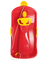 Rød plastikslæde med gult rat, håndtag og frontfinne. Inkluderer hvid træksnor foran. Designet til én person, ideel til sneaktiviteter.