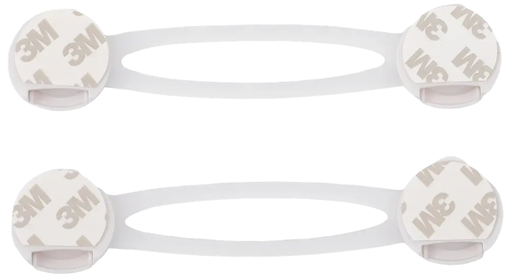 Två vita flexibla barnlås med självhäftande 3M-kuddar, avsedda för att säkra skåp, lådor eller apparater och förhindra att barn når farliga föremål.