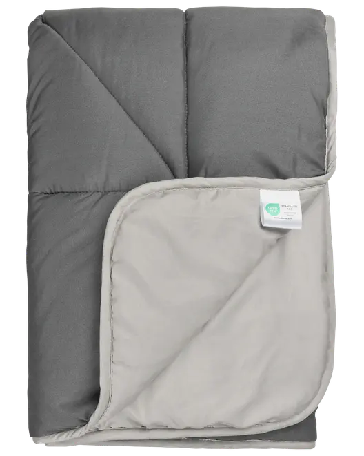 Grå och ljusgrå täcke med quiltad söm, mjuk yta och hörnetikett med material- och skötselråd. Passar som sängkläder, ger värme och komfort.