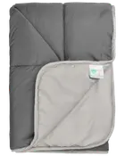 Grå og lysegrå dyne med quiltet syning, blød tekstur og hjørnemærke med materiale- og plejeinstruktioner. Velegnet til sengetøj, giver varme og komfort.