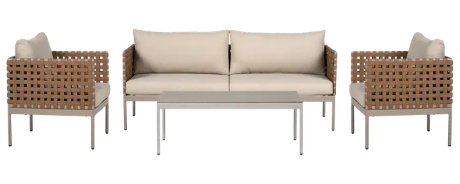 Udendørs møbelsæt med to lænestole, en sofa og et rektangulært sofabord. Flettede sider i tan, beige hynder og metalben for et moderne, komfortabelt udtryk.