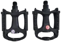 Sæt sorte plastikcykelpedaler med teksturerede kanter for bedre greb, markeret med venstre og højre symbol. Standard gevindaksler til nem montering på de fleste cykler.