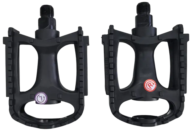 Par svarta cykelpedaler i plast med räfflade kanter för grepp, märkta med vänster- och högersymbol. Standardgängade axlar för enkel montering på de flesta cyklar.