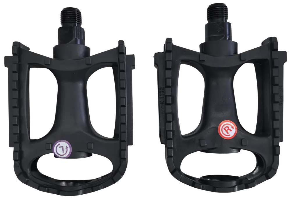 Sæt sorte plastikcykelpedaler med teksturerede kanter for bedre greb, markeret med venstre og højre symbol. Standard gevindaksler til nem montering på de fleste cykler.