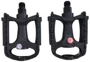 Par svarta cykelpedaler i plast med räfflade kanter för grepp, märkta med vänster- och högersymbol. Standardgängade axlar för enkel montering på de flesta cyklar.