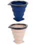 To sammenklappelige silikonekopper, én blå og én lyserød, med sort kant og foldbart design til kompakt opbevaring.