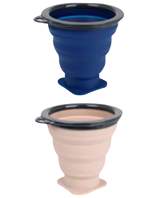 To sammenklappelige silikonekopper, én blå og én lyserød, med sort kant og foldbart design til kompakt opbevaring.