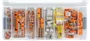 Gennemsigtig plastkasse med assorterede ledningsklemmer med håndtag i orange, klar, gul og hvid i flere rum.