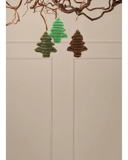 Sæt med tre hængende juletræsornamenter i grøn og brun, lavet af tekstureret materiale. Hver har en snor til ophæng, ideel til julepynt.