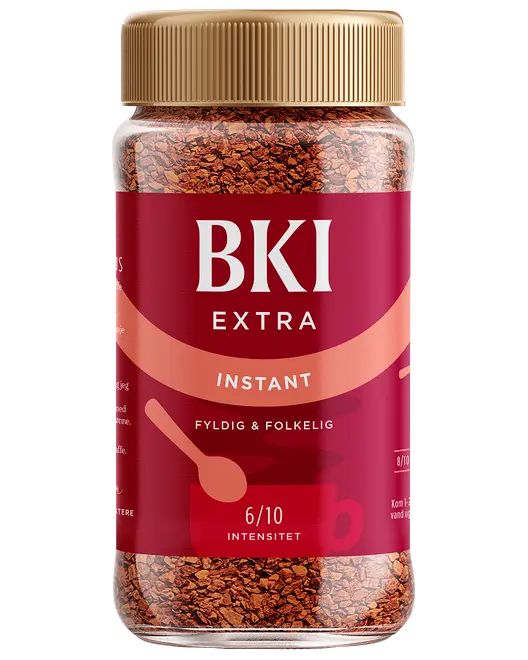 Glas med BKI Extra instant kaffe, brune granulat, rød etiket med hvid tekst, guld skruelåg, intensitet 6/10, fyldig og folkelig smag, 200g.
