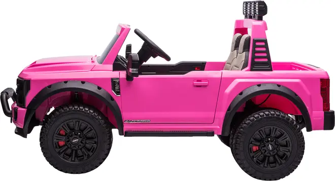 Lyserød elbil til børn, designet som en offroad-SUV. Har sorte hjul, åbent tag, detaljeret interiør og realistisk frontkofanger. Perfekt til udendørs leg og eventyr.