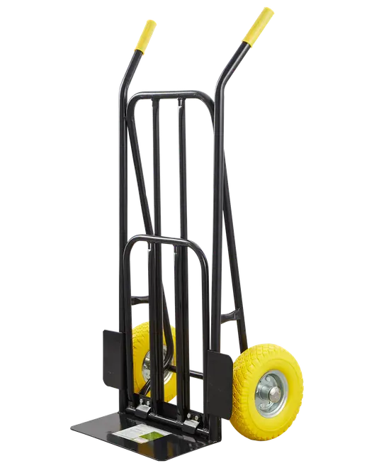 Robust sort sækkevogn med gule håndtag og store gule hjul. Fremstillet i metal med bred læsseflade, ideel til transport af tunge genstande.