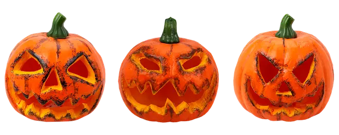 Tre orange Halloween-græskar med udskårne jack-o'-lantern-ansigter og grønne stilke i forskellige udtryk.