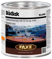 FAXE bådlak, mat finish, vejrbestandig lak til brug over vandlinjen. Metal dåse med etikette, viser træbåddæk og marina. Til træpleje siden 1926.