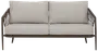 Moderne udendørs sofa med beige hynder, metalstel og flettede sider. Plads til to personer. Velegnet til terrasse eller have. Aftagelige hynder for nem rengøring.